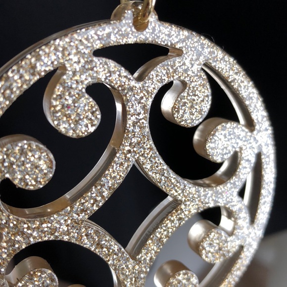 Gold resin pendant necklace with tassel - Picture 3 of 4